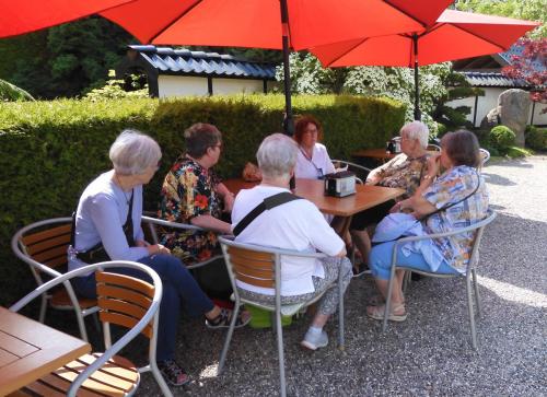 Her er hygge i skyggen, med is/kaffe m.m. inden turen gik hjemmad igen. Slut på en dejlig dag.