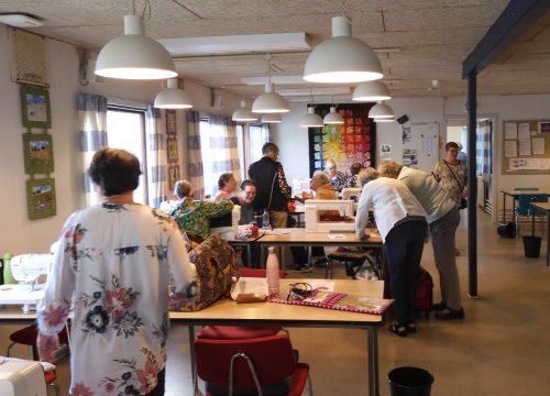 kl. 8 lørdag morgen blev dørene åbnet, og man kunne finde sig en plads - enten til håndsyning eller maskinsyning.