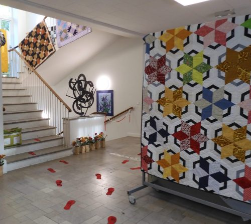 Med cafe, tombola og udstilling af vores flotte tæpper m.m. 