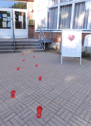 Fodspor på vej til udstillingen 