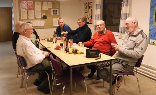 Mændene har ryddet deres bord, næste step er kaffen