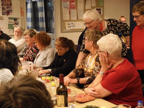 Ulla var praktisk, gik bag om med en sæt til papiret, og løftede gaverne op, så alle kunne se dem