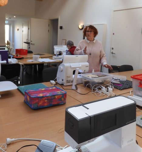 Medens den første kande kaffe bliver lavet, pakkes der ud