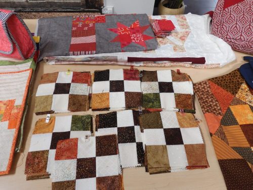 Der var blevet syet rigtig meget, nogle var begyndt på nye mønstre, andre fik syet noget færdigt o.s.v.