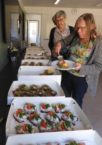 kl. 13  var der frokost,.