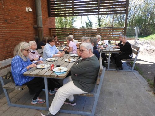 Vejret var så fint, at frokosten kunne nydes udendørs